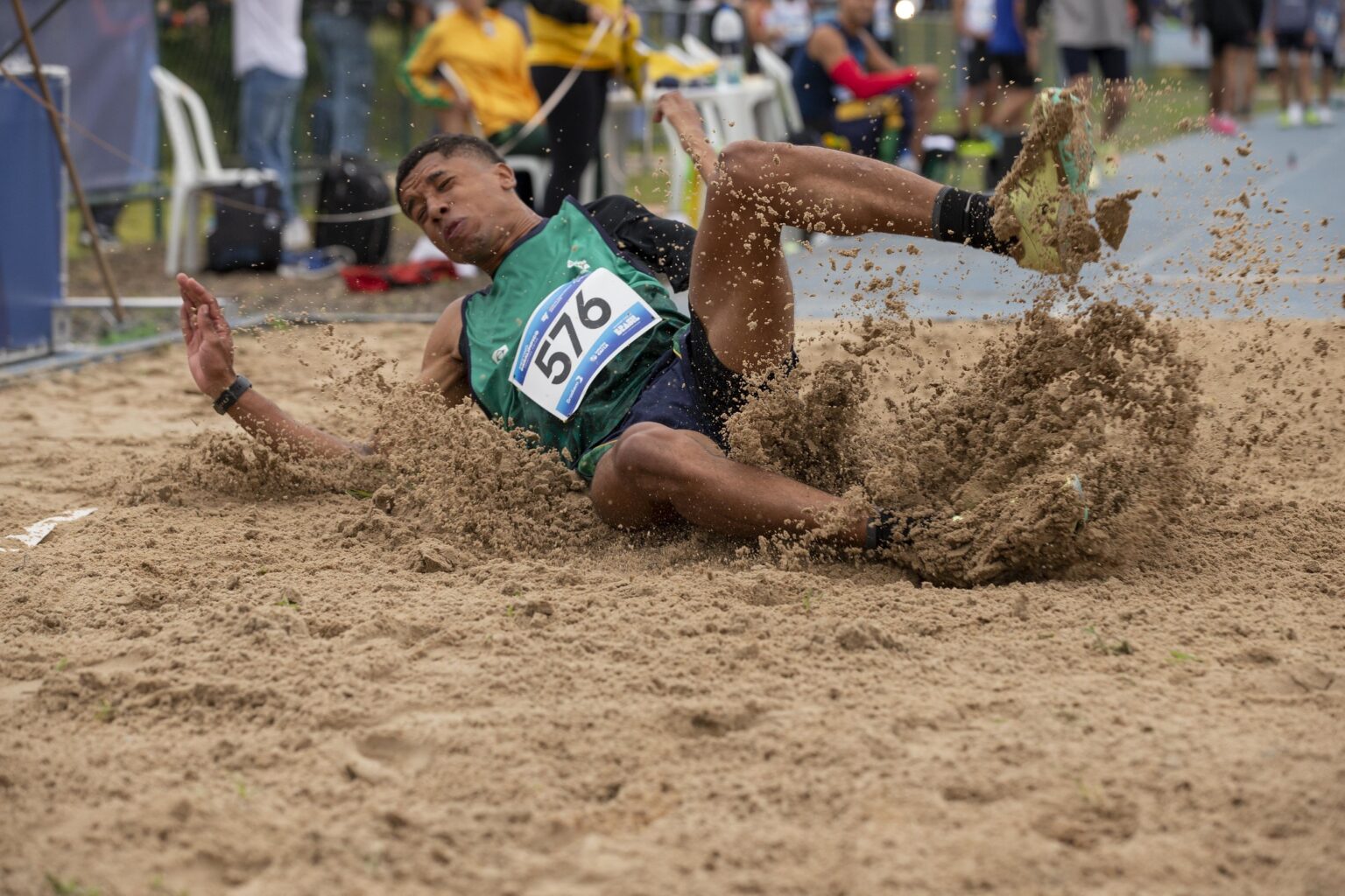 Um homem caindo na areia durante prova do salto em distância. A competição é o Meeting Paralímpico realizado pelo CPB.